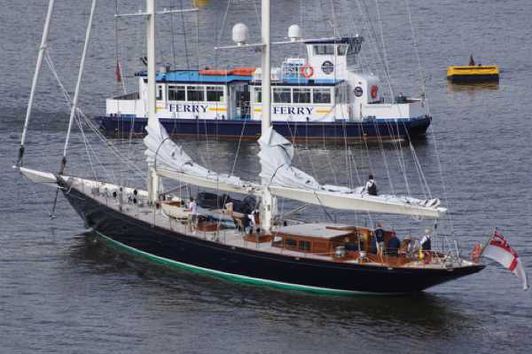 28 August 2020 - 16-54-25
Superyacht Seabiscuit returns to Dartmouth once again.
---------------------------
Mooring superyacht Seabiscuit